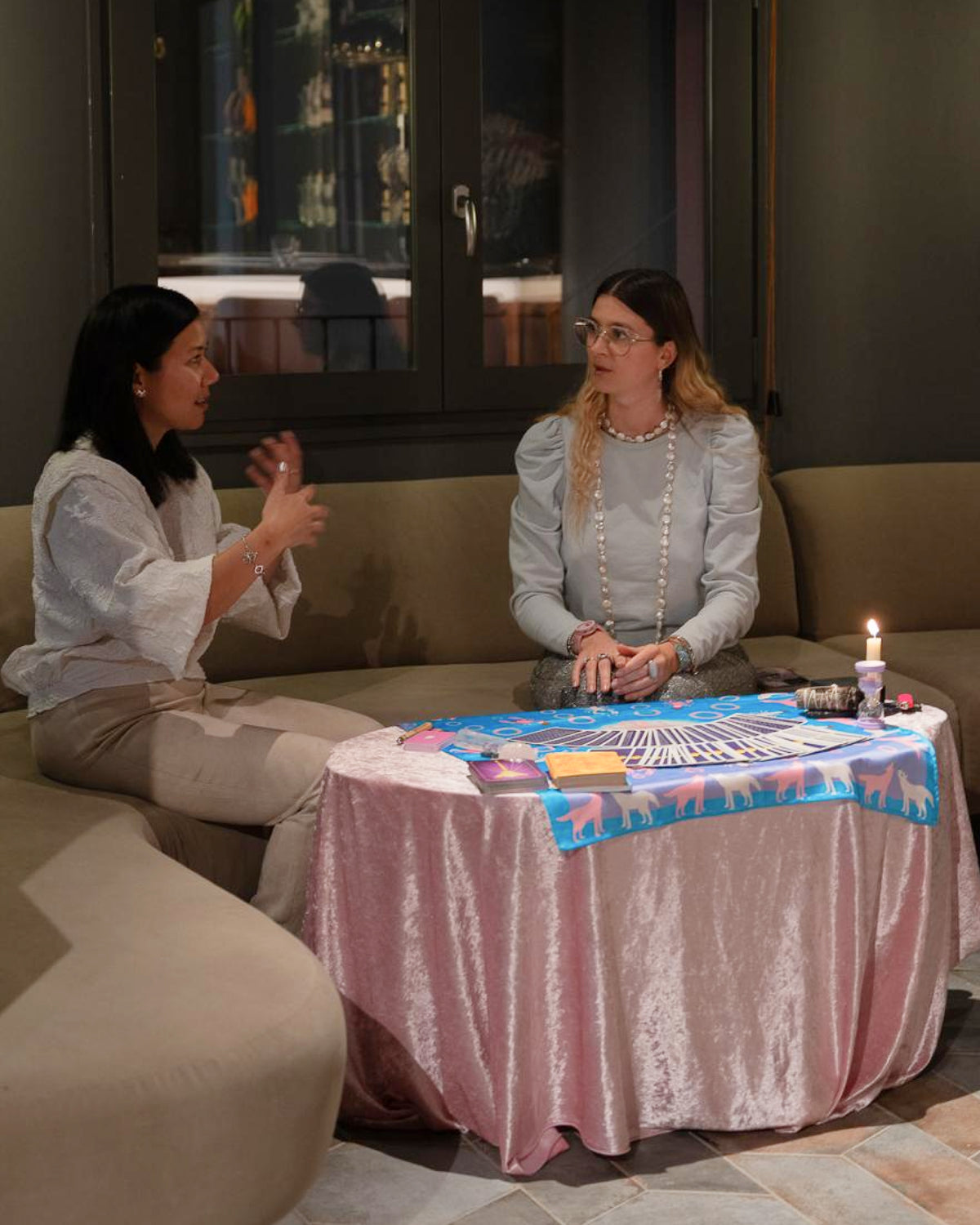 Eva Boch during a private intuitive tarot reading