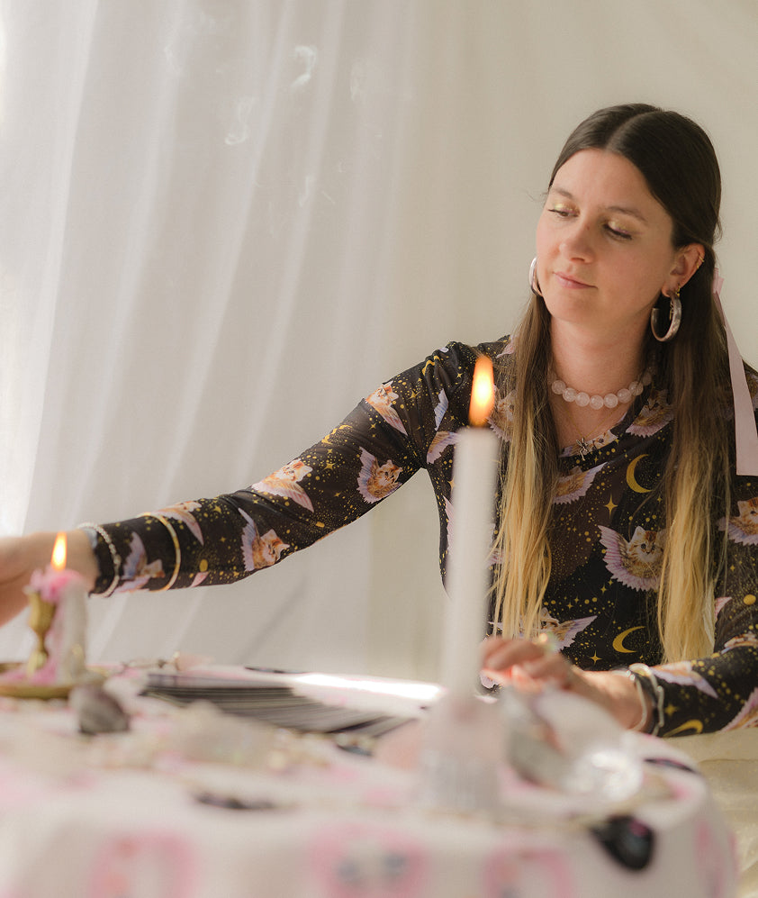 Eva Boch preparing an intuitive and spiritual guidance experience